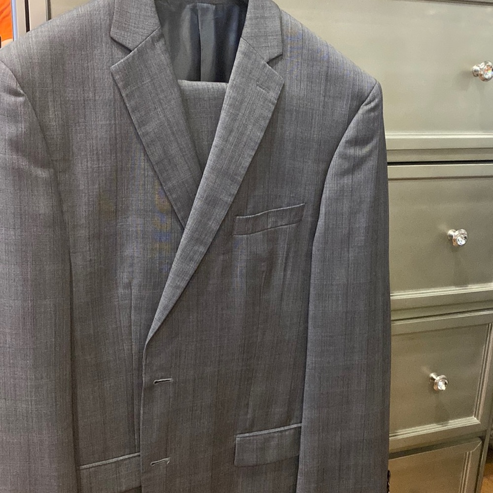 Calvin Klein 44L Men’s suit Gray checked